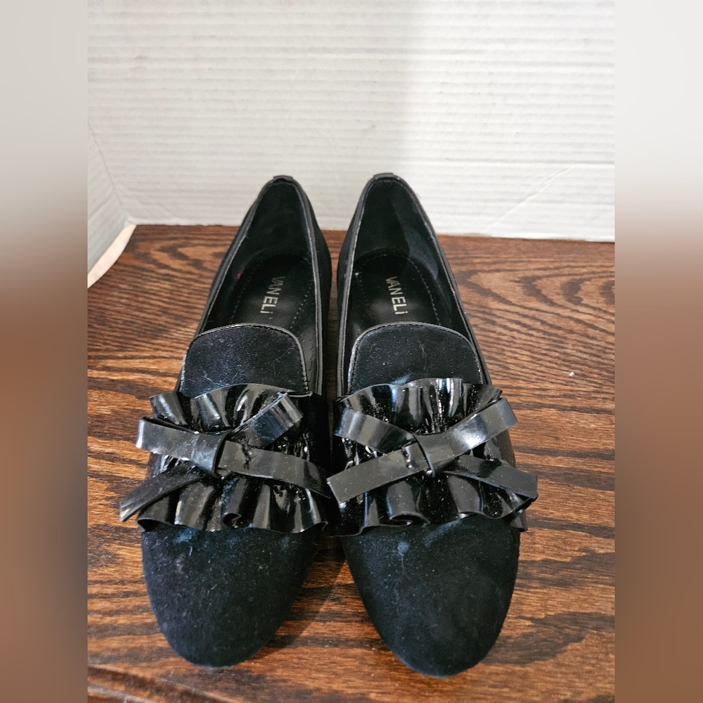 Vaneli Patent And Suede Flats. Barely Worn Womens Size 9 ( Bin 11)